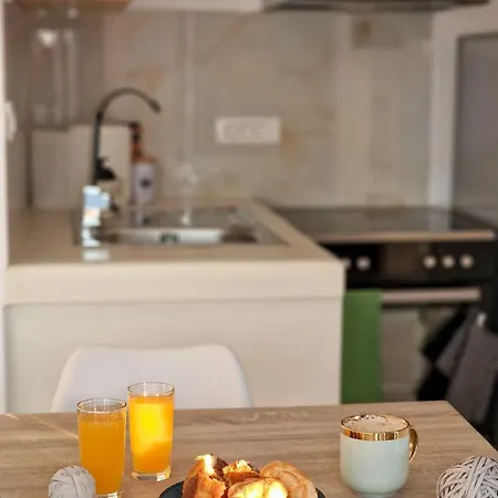 Regina - Luxury Myrties