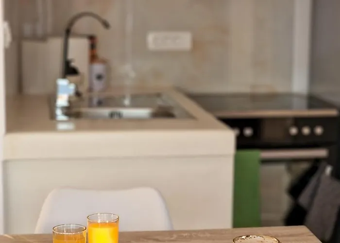 Regina - Luxury Myrties