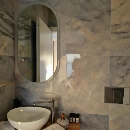 Regina - Luxury * Myrties